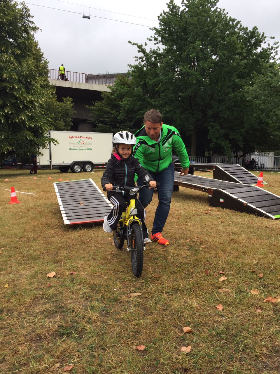 Radsportjugend mit Fahrrad-Parcours beim Bundesradsporttreffen in Gelsenkirchen